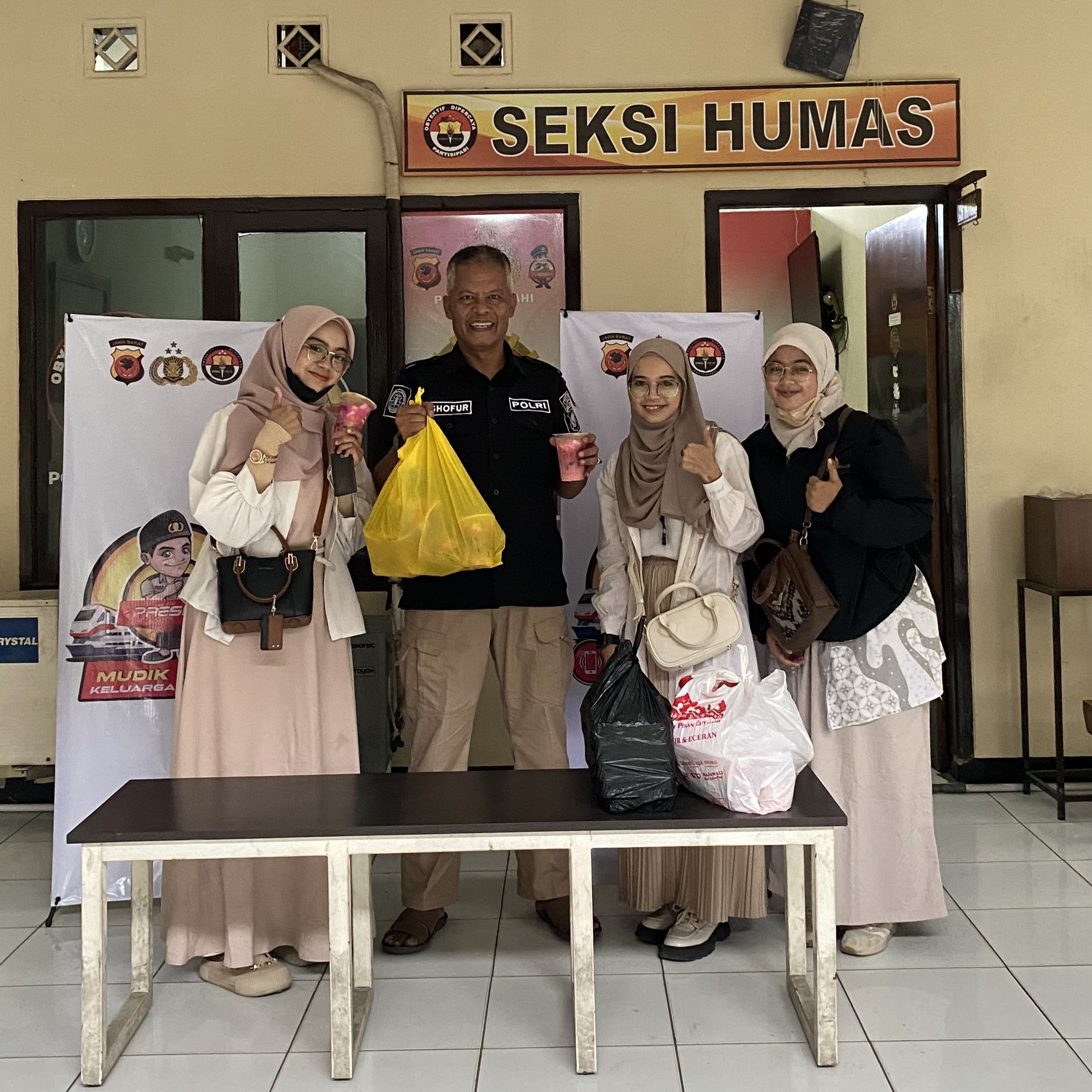 Kolaborasi Besar! Bagasi News dan Komunitas Relawan Berbagi Takjil di 10 Titik Jawa Barat