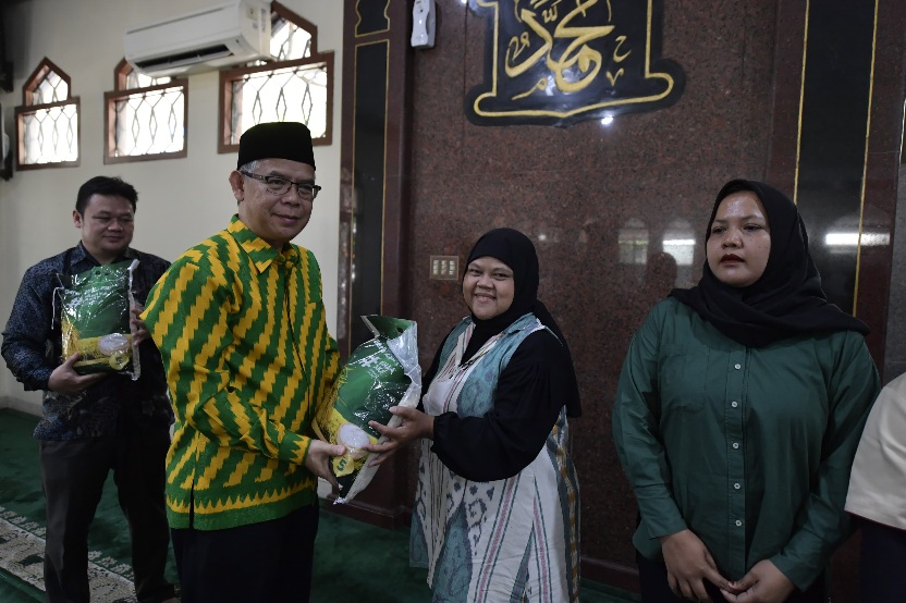 UPZ Baznas Kemenpora Salurkan Santunan Paket Sembako Dan Uang Tunai Di Masjid Pemuda Al Muwahidin